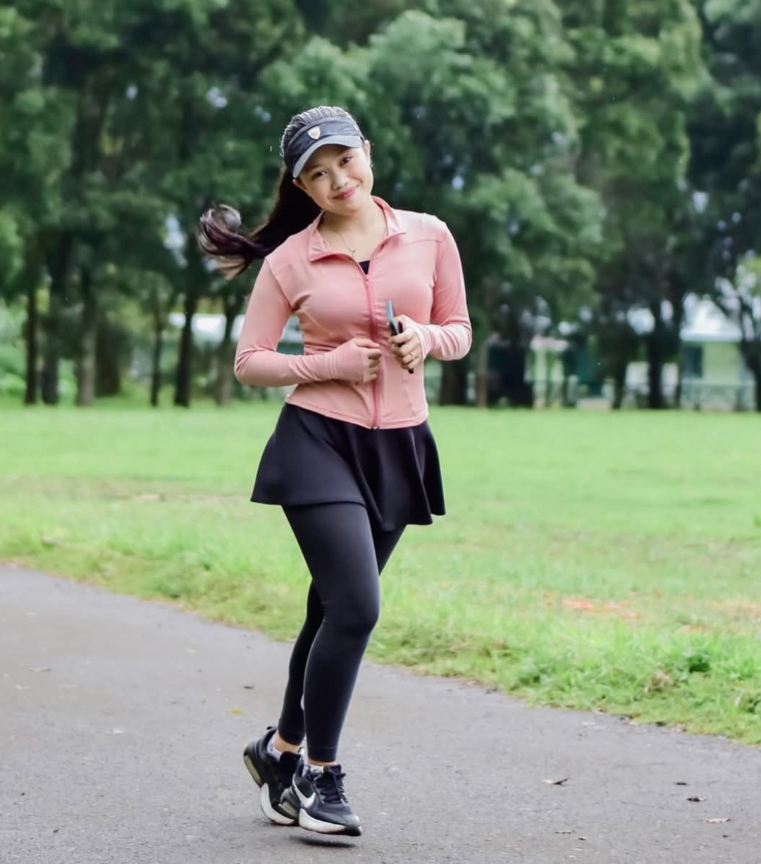 Ilustasi Terlihat seorang wanita sedang berlari