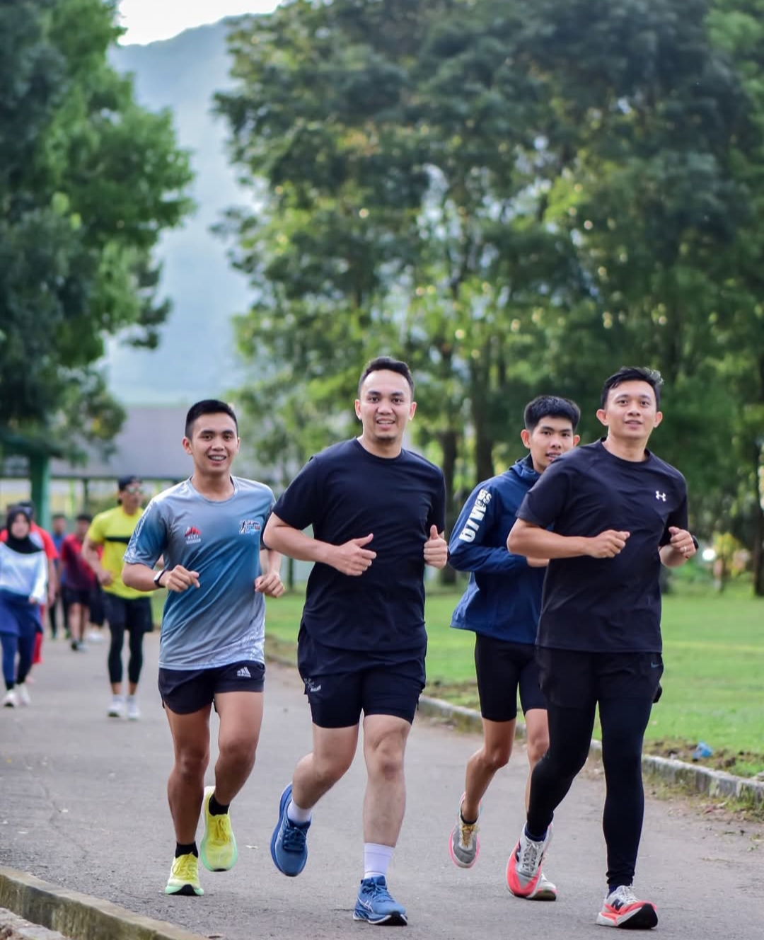 Terlihat seorang pemuda sedang berlari 